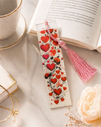 Marque-page avec pompon rose – Motif cœurs