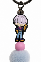 Porte-clés pompon rose et bleu avec figurine mystery saja